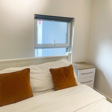 96 Uxbridge Road Apartments ロンドン エクステリア 写真