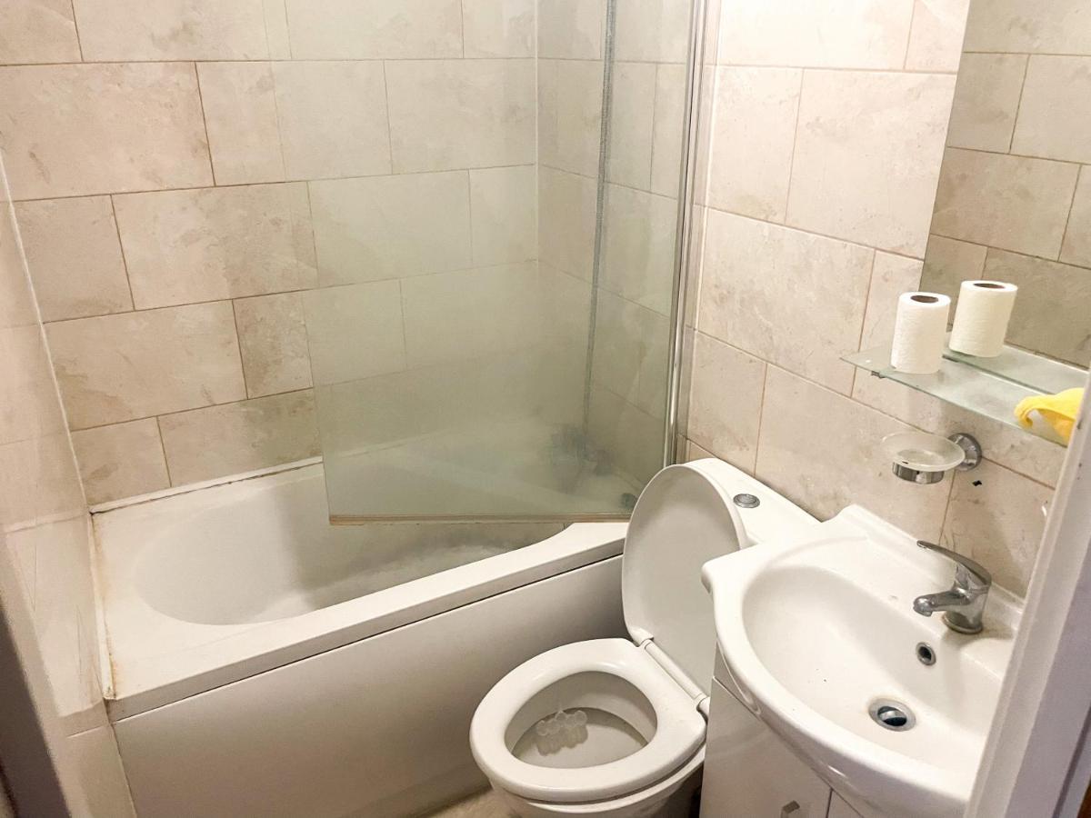 96 Uxbridge Road Apartments ロンドン エクステリア 写真