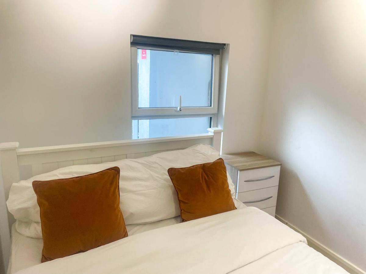 96 Uxbridge Road Apartments ロンドン エクステリア 写真