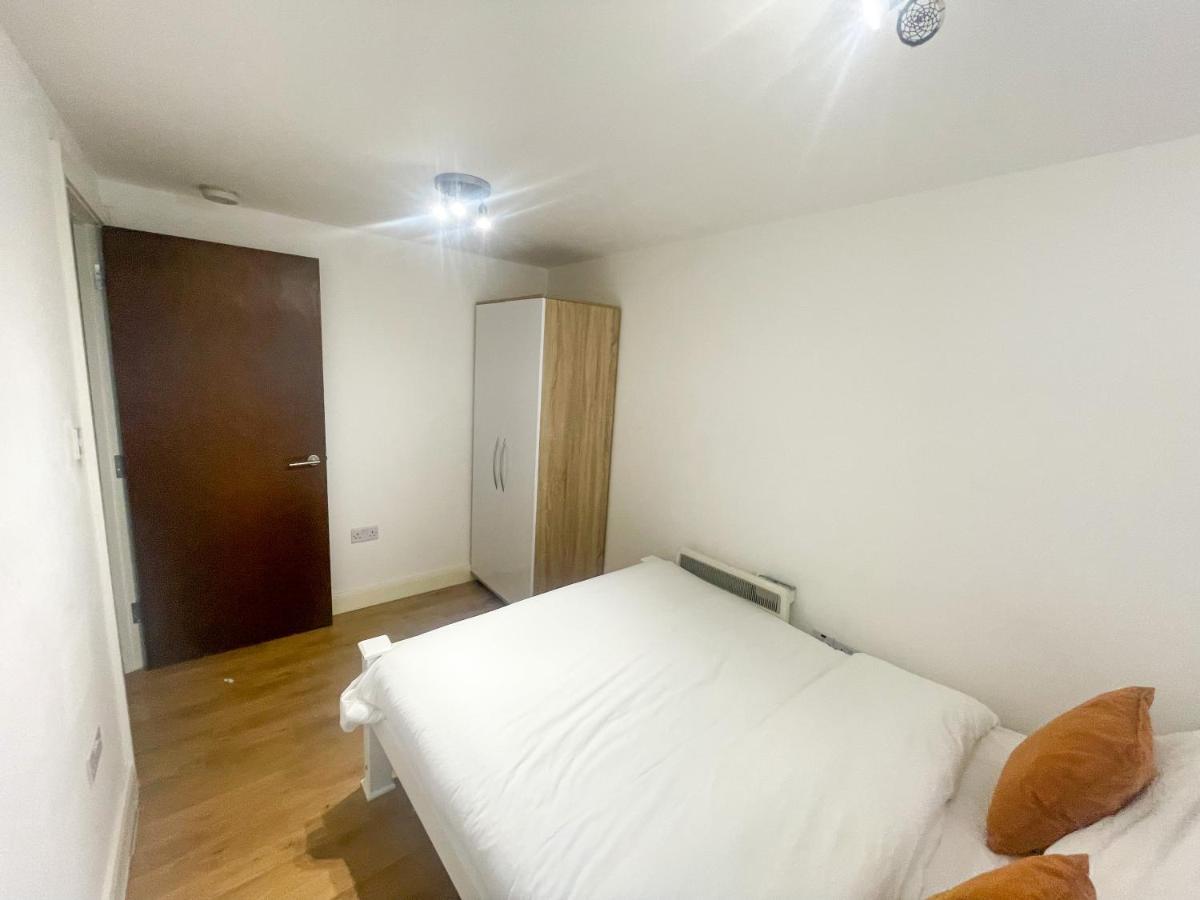 96 Uxbridge Road Apartments ロンドン エクステリア 写真